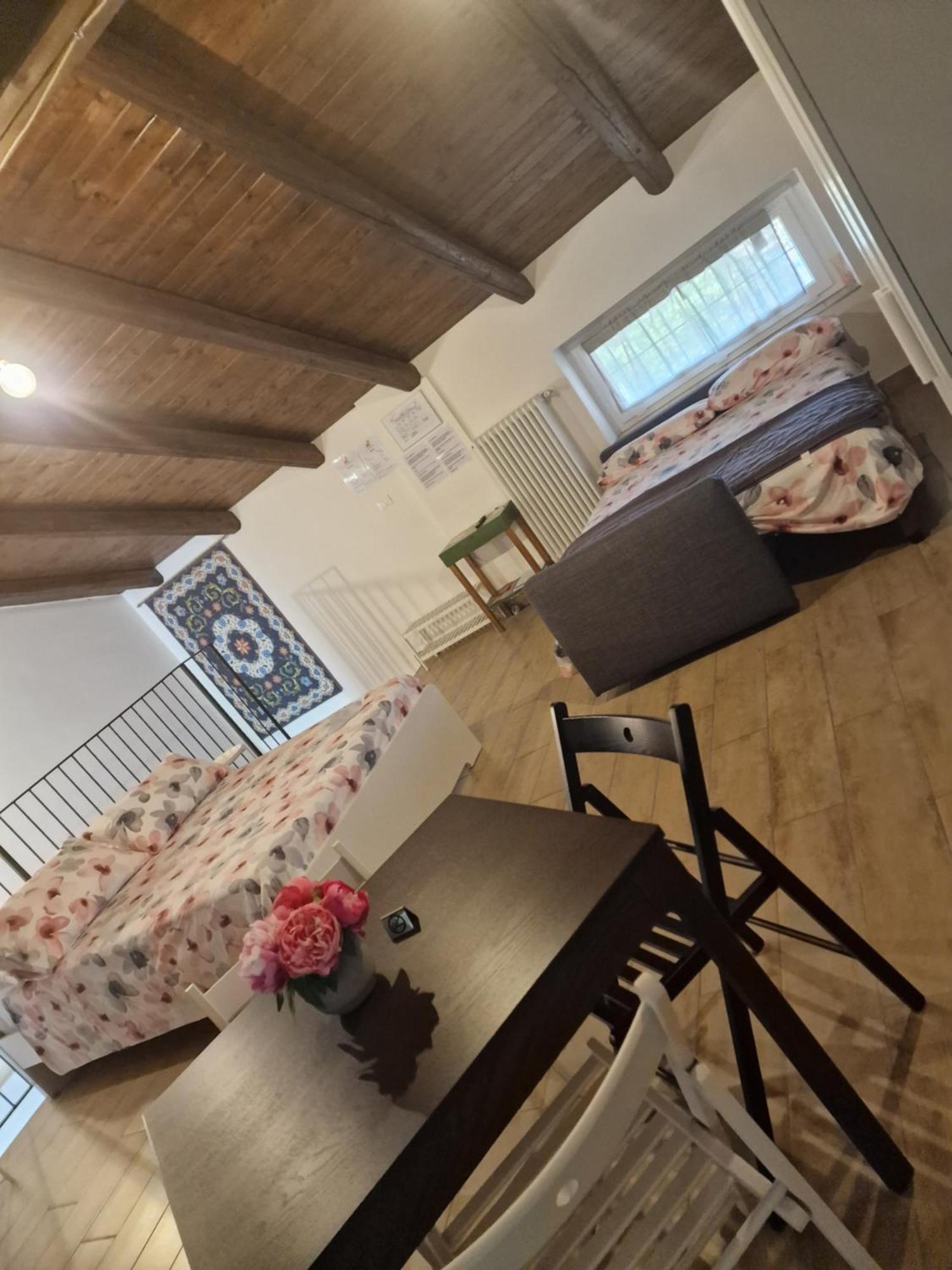 La Tana Dei Corgi Bed & Breakfast Moncrivello Bagian luar foto